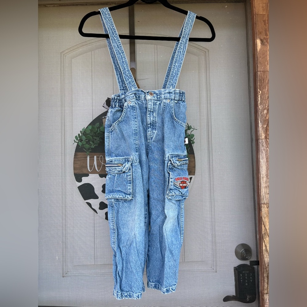 Really cute outfit for a boy it’s a size 4